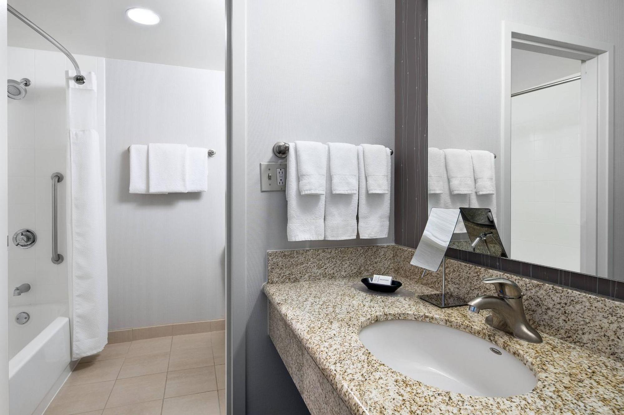 Courtyard By Marriott Pittsburgh Airport Hotel Coraopolis Kültér fotó